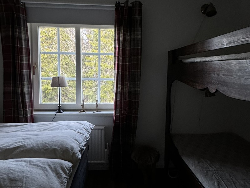 sovrum 2 med en våningsäng och en dubbelsäng 